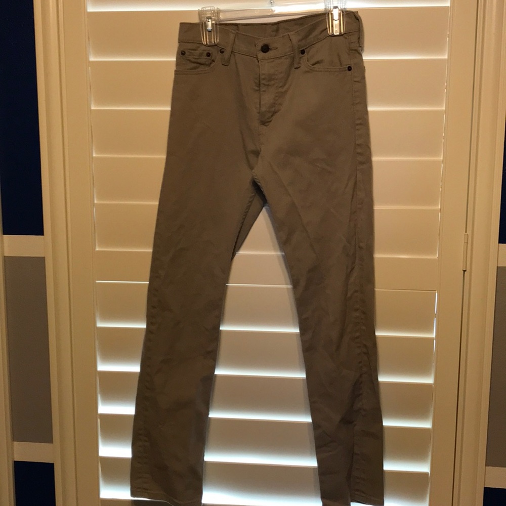 Men’s khaki pants
